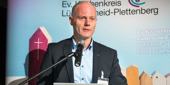 Bernd Göbert, Verwaltungsleiter des Kreiskirchenamtes Sauerland-Hellweg, stellte den Finanzplan vor (Foto: EKKLP)