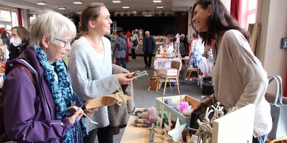 Bei Petra Enneper konnten die Besucher originelle Filztaschen, Kerzen, Seifen und Arbeiten aus Holz erwerben. (Foto: Jakob Salzmann)