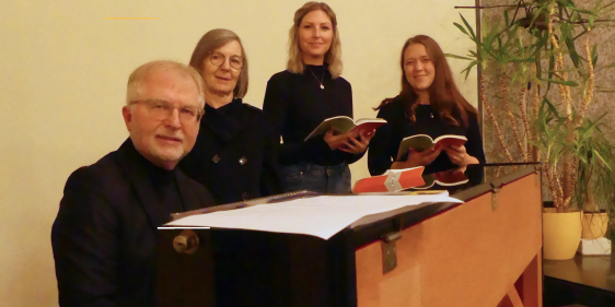Den Gottesdienst gestalteten: Organist der Johanneskirche, Reinhard Derdak am Klavier, dahinter Pfarrerin Bettina vom Brocke, Tabea Derdak und Lisa Resinek. (Foto: Ingrid Weiland)