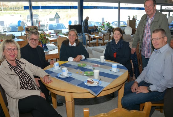 Im Gespräch: Diakonie-Geschäftsführerin Iris Jänicke, Diakoniepfarrer Volker Bäumer, Heike Schaefer (Freiwilligenzentrale), Sabrina Hymmen (Jobcenter), Manfred Jurk (Möbelbörse) und Gerd Konopka (Jobcenter). Foto: Wolfgang Teipel