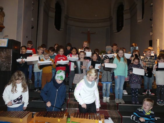 Auch Laternen- und Martinslieder, die von den Kindern mit Xylophonen begleitet wurden, gehörten zum Programm. (Foto: Ingrid Weiland)