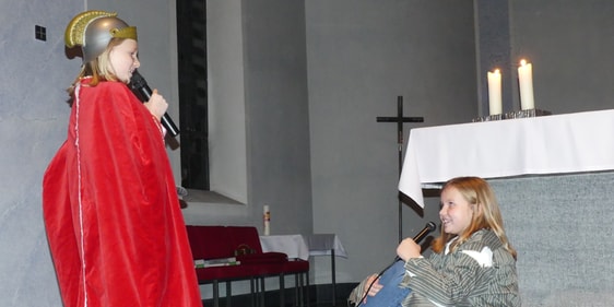 Schülerinnen und Schüler der dritten und vierten Grundschulklasse führten ein Stück auf, das die Geschichte von St. Martin erzählte. (Foto: Ingrid Weiland)