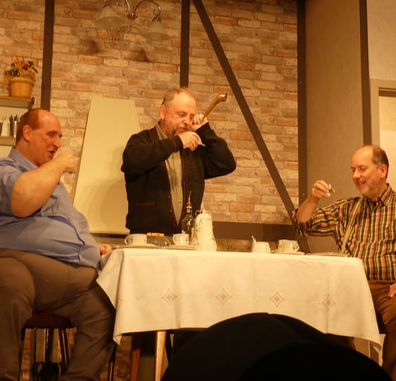 „Schnaps ist Männersache!“ – so endete eine wichtige Diskussion im Stück, bei der das Publikum viel zu lachen hatte. (Foto: Ingrid Weiland)