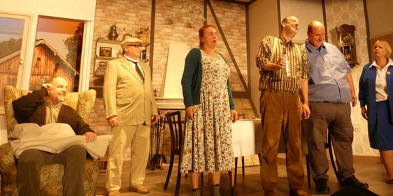 (v.l.n.r.) Jürgen Pathun als Opa Meiners (mit Hörrohr), Bernd Grewe als Viehhändler, Jenny Morales als Opas Schwiegertochter Berta, Guido Hesmer als Opas Sohn Jochen, Frank und Susanne Gerhardt als Briefträger Tobias und dessen Ehefrau Lieschen. (Foto: Ingrid Weiland)