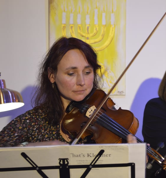 Birte Lindtstaedt spielte passende Musikstücke aus der Klezmer-Musik, die nicht nur fröhliche Weisen kennt, sondern auch die Trauer der Juden über die Progrome wiedergibt. (Foto: Iris Kannenberg)