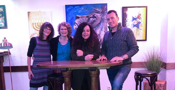 Die drei Künstlerinnen Kristin Hartmannsberger, Cornelia Ziemke und Iris Kannenberg gemeinsam mit Café-Besitzer Christian Breddermann (v.l.n.r.). (Foto: Iris Kannenberg)