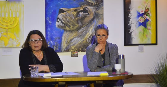 Marion Görnig und Martina Schnerr-Bille übernehmen jeweils eine Person aus der Novelle, die aus Briefen besteht. (Foto: Iris Kannenberg)