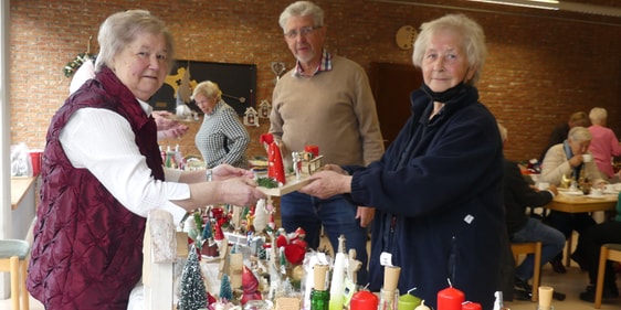 Eines großen Zulaufs erfreute sich der Basar, zu dem der Kreativkreis der Evangelischen Christuskirche ins Gemeindezentrum eingeladen hatte. (Foto: Ingrid Weiland)