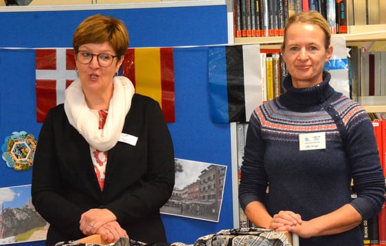 Büchereileiterin Christina Flick-Schöttler (links) und Silke Vieregge vom Projekt „LebensFreude Plettenberg“ begrüßten die Besucherinnen und Besucher. (Foto: Wolfgang Teipel)