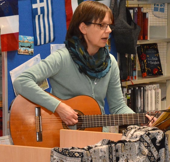 Zusammen mit Annike Westhoff sangen die Gäste Lieder zur Gitarrenbegleitung. (Foto: Wolfgang Teipel)