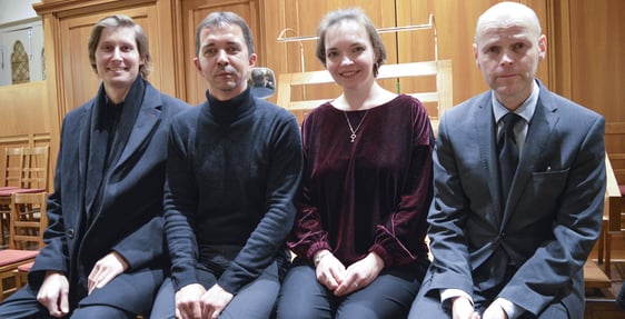 Die beiden Solisten Mathis Koch, Bass-Bariton und Anna Padalko, Mezzosopranistin. Zwischen den beiden sitzt ein entspannter Dmitri Grigoriev. Ganz rechts: Superintendent Dr. Schilling über den gelungenen Abend. (Foto: Iris Kannenberg)
