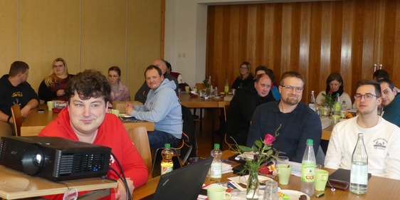 Die Vertreterinnen und Vertreter der CVJM-Kreisverband Lüdenscheid gehörenden Ortsvereine waren zu ihrer diesjährigen Kreisvertretung im in Dahle zusammengekommen. (Foto: Ingrid Weiland)