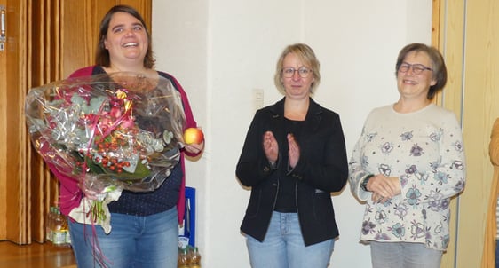 Verabschiedung der CVJM-Kreisverbandsvorsitzenden Sarah Klapic (l.) vom CVJM Meinerzhagen durch Kreiskassenwartin Cindy Korte vom CVJM Dahle (m.) und Kreisschriftwartin Beate Turck (r.) vom CVJM Halver. (Foto: Ingrid Weiland)