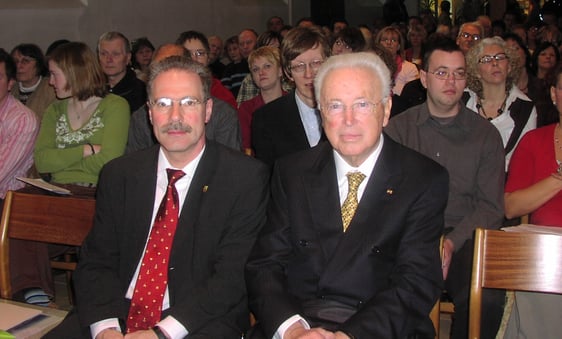 Zwei wichtige Förderer, der Unternehmer Deichmann (r.) neben dem damaligen Bürgermeister Dieter Dzewas im Gottesdienst zum 15-jährigen Bestehen des OFK. (Foto: Ingrid Weiland)