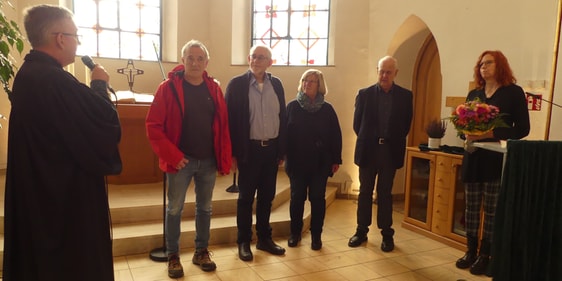 Ehrung durch Pfr. Thorsten Brinkmeier (l.) und Prädikantin Ulrike Tetzlaff (r.) des ehrenamtlichen Teams: Friedhelm Rosemann (2.v.l.), Frank Alles, Ruth Giebels und Günter Bernhardt - das die durch den Tod von Monika Deitenbeck-Goseberg entstandene Vakanz gefüllt hat. (Foto: Ingrid Weiland)