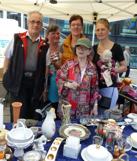 Stand beim Trödelmarkt, der mehrmals im Jahr zahlreiche Käufer anzieht. (Foto: Ingrid Weiland)