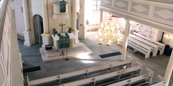 Blick ins Innere der stadtbildprägenden Margarethenkirche: Das Kreuz über dem Altar hat der Kiersper Künstler Waldemar Wien geschaffen. Es zeigt - eine Besonderheit - Christus vor dem Kreuz. (Foto: Jakob Salzmann)