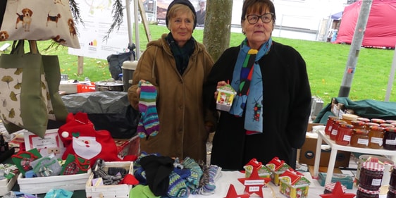 Der OFK bot an seinem Stand einige Marmeladen und auch Grünkohl an, der in der Mittagszeit viele Abnehmer fand. (Foto: Ingrid Weiland)