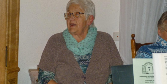 Ruth Rabenschlag ist die Organisatorin des Lebendigen Adventskalenders und öffnet als Gastgeberin auch ihre eigene Tür, wie hier im Jahr 2019. (Foto: Max Gerhard)