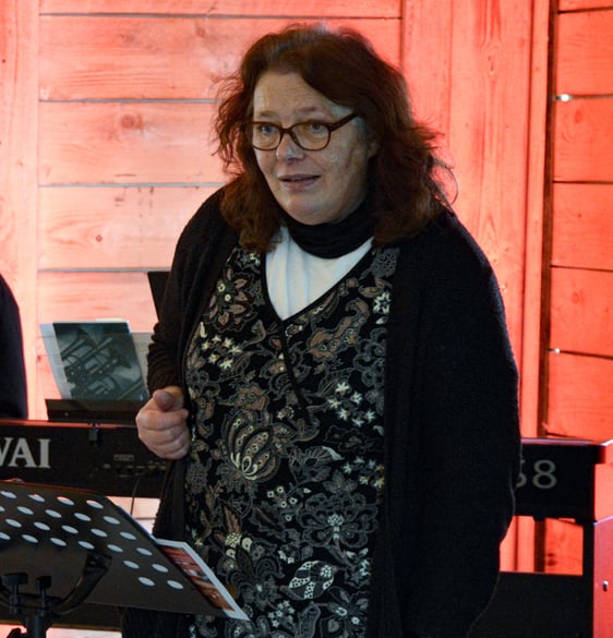 Pfarrerin Ramona Winkler-Rudzio lud zu einem Mitmachspiel ein. Ihr Thema: Die Bedeutung des Kreuzes in unserem täglichen Leben. (Foto: Iris Kannenberg)