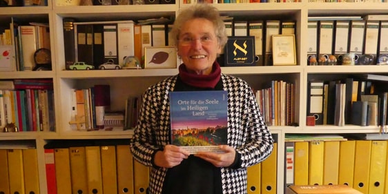 Bärbel Wilde mit dem Buch „Orte für die Seele im Heiligen Land – Prominente und ihre Lieblingsplätze“. (Foto: Ingrid Weiland)
