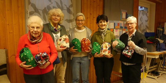 Mitglieder der von Karin Fuhrmann (r.) geleiteten Nähgruppe des CVJM Lüdenscheid-West, die Überraschungsbeutel für Flüchtlinge aus der Ukraine angefertigt haben. (Foto: Ingrid Weiland)