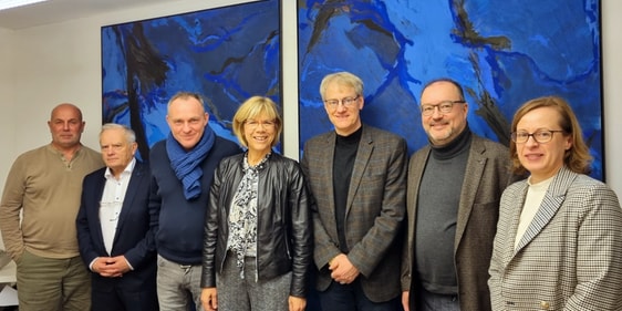 Erleichtert über abgeschlossene Verhandlungen (v.l.n.r.): Notar Matthias Scholand, Geschäftsführer Tobias Kogge und Uwe Martens, vom Ev. Kreiskirchenverband Superintendentin Martina Espelöer, Matthias Tast und Superintendent Dr. Christof Grote, sowie Rechtsanwältin Antje Hadamla (Foto: EKKLP)