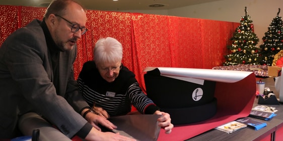Superintendent Dr. Christof Grote geht Monika Leichter bei der Verpackung eines Einkaufkorbes zur Hand. (Foto: Bettina Görlitzer)