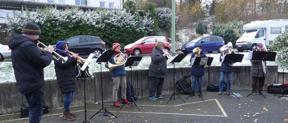 Eröffnung des Wehberger Weihnachtsmarkts durch den Posaunenchor Brass Sound. (Foto: Ingrid Weiland)