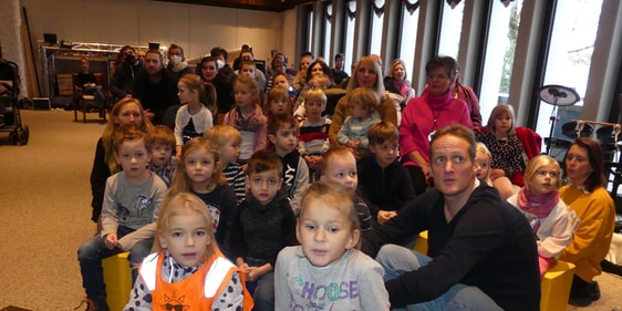 Der Familiengottesdienst im Gemeindezentrum war gut besucht. (Foto: Ingrid Weiland)
