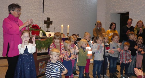 Kinder des Johannes-Falk-Familienzentrums trugen Lieder vor. (Foto: Ingrid Weiland)