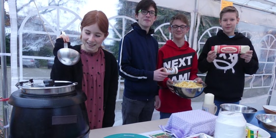 An einem Stand servierten Konfirmanden Pommes Frites. (Foto: Ingrid Weiland)
