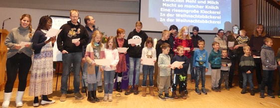 Die Jungscharkinder sangen im Advents-Impulsgottesdienst Lieder vor. (Foto: Ingrid Weiland)
