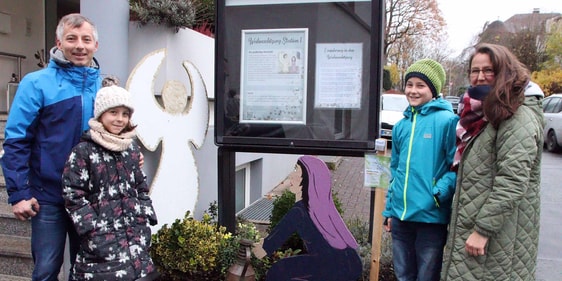 Der Weihnachtsweg 2022 beginnt an der Freien evangelischen Gemeinde (FeG) an der Jägerstraße. Im Bild sind Pastor Sebastian Göpfert mit seiner Ehefrau Anna und den Kindern Benjamin und Maren zu sehen. (Foto: Jakob Salzmann)
