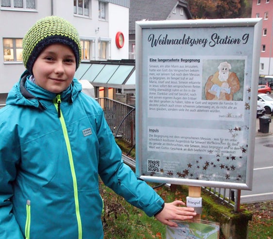 Texte, Impulse und Hörspiele, die per Knopfdruck oder QR-Code abzurufen sind, begleiten die neun Stationen. (Foto: Jakob Salzmann)