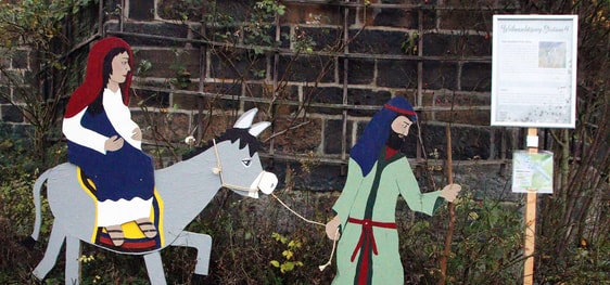 An der Erlöserkirche machen sich Josef und Maria auf den beschwerlichen Weg nach Bethlehem. (Foto: Jakob Salzmann)