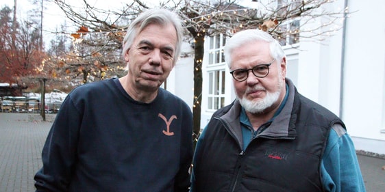 Andreas Mischnick (links) vom Seniorenpark Reeswinkel und Seelsorger Hans-Peter Osterkamp freuen sich über Geld- und Sachspenden (haltbare Lebensmittel und Kinderspielzeug), um Bedürftige an Heiligabend beschenken zu können. (Foto: Jakob Salzmann)