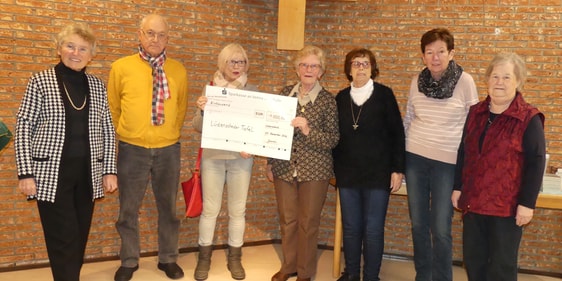Übergabe des Schecks über 1000 Euro an Hanni Bethge (3.v.l.) und Armin Kämper (2.v.l.) von der Lüdenscheider Tafel und der Summe von 500 Euro an Pfarrerin Bärbel Wilde (l.) für die Arbeit der Christuskirchengemeinde durch Mitglieder des Kreativkreises der Christuskirchengemeinde. (Foto: Ingrid Weiland)