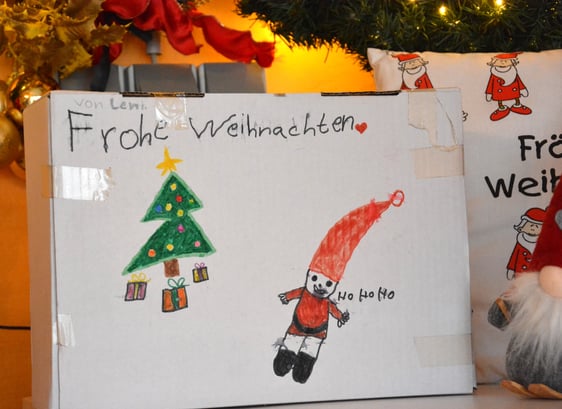 Ein Päckchen von Leni mit Weihnachtsbaum und einem lustigen Weihnachtsmann. Foto: Wolfgang Teipel