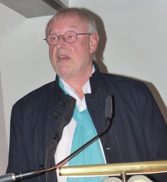 Gemeindemitglied Traugott Zentz moderierte den Abend und würzte die Veranstaltung in der Servatiuskirche zusätzlich mit zum Anlass passenden besinnlichen Wortbeiträgen. (Foto: Rainer Crummenerl)