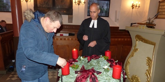 Im Gottesdienst für Waldheimat und Gesamtgemeinde in der Servatiuskirche übernahmen Bewohner der Waldheimat die Aufgabe, dem Pfarrer bei der Liturgie zur Hand zu gehen. Dazu gehörte auch das Anzünden der Kerzen auf dem Adventskranz. (Foto: Rainer Crummenerl)