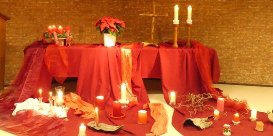 Das von Petra König (Küsterin der Christuskirchengemeinde) in Rot-Weiß-Tönen und mit Kerzen und Teelichtern geschmackvoll ausgeschmückten Gemeindezentrum. (Foto: Ingrid Weiland)