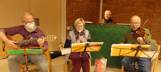 Musiker beim Taizé-Gebet im Gemeindezentrum der Christuskirche: Reinhard Derdak (Klavier), Michael Bette (vorn v.l.) (Gitarre), Sylke Riegel (Blockflöten) und Ferdinand Riegel (Violine). (Foto: Ingrid Weiland)