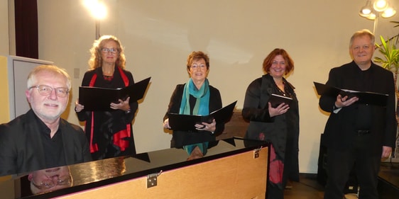 Reinhard Derdak (v.l.) am Klavier und die Solisten des Vocalconsorts der Johanneskirche: Irene Glörfeld, Brunhilde Bohlmann, Christine Schaumann und Leonhard Voos. (Foto: Ingrid Weiland)